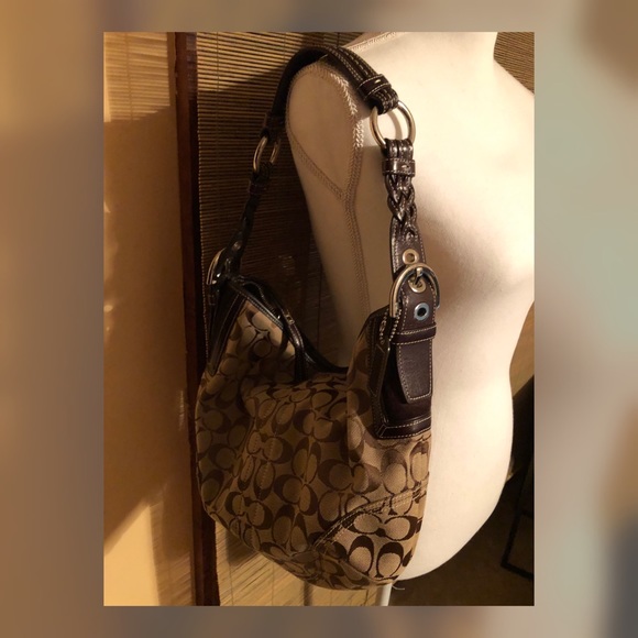 Authentic E06k-6279 gently used Tan Shoulder Bag - Picture 3 of 8